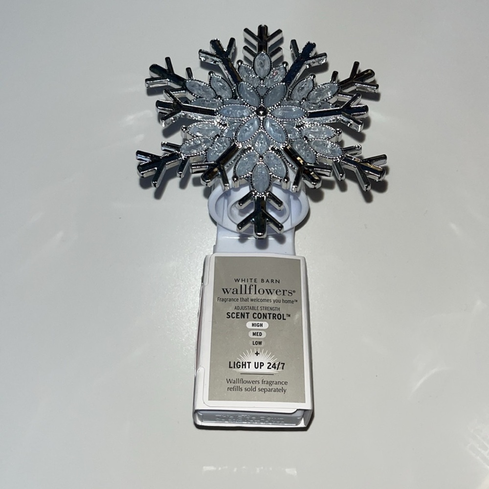 New Bath & Body Works Snowflake Wallflower Holder